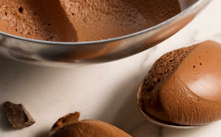 Dark sugar free chocolate mousse based on pâte à bombe