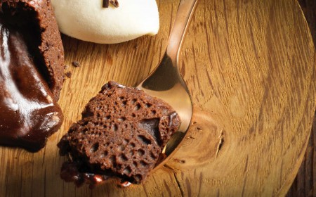 Шоколадное пирожное из темного шоколада