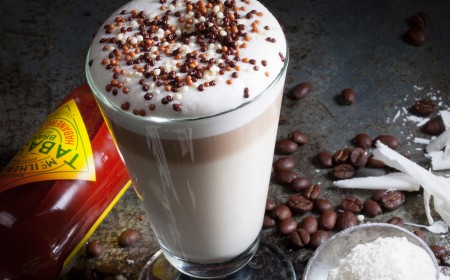 Macchiato latte de chocolate blanco con especias