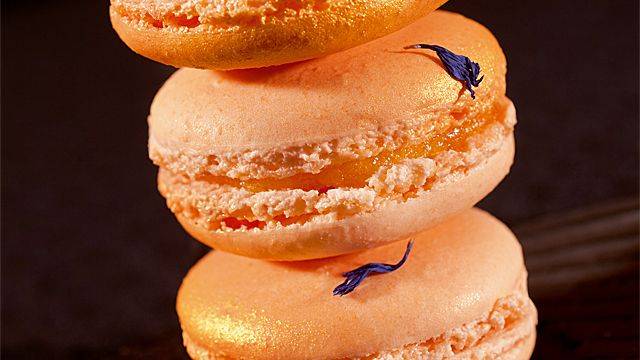 White Peach-Blue Tea Macaron