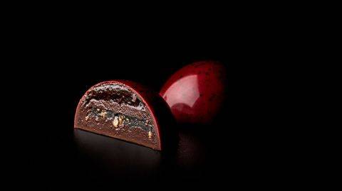 Red pepper - Fleur de Cao and pepper ganache - black sesame seed