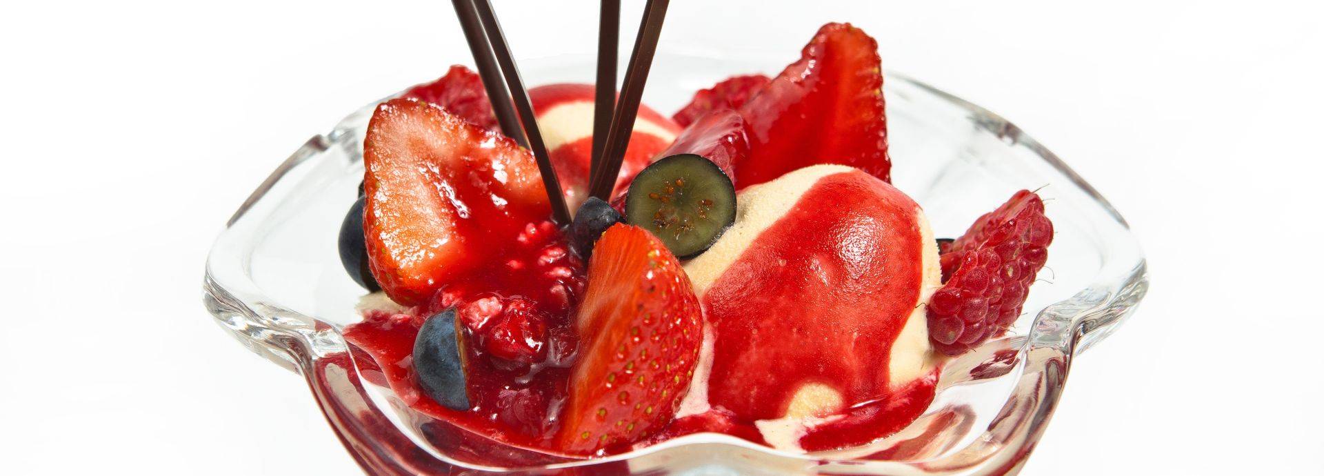 Summer berry sundae