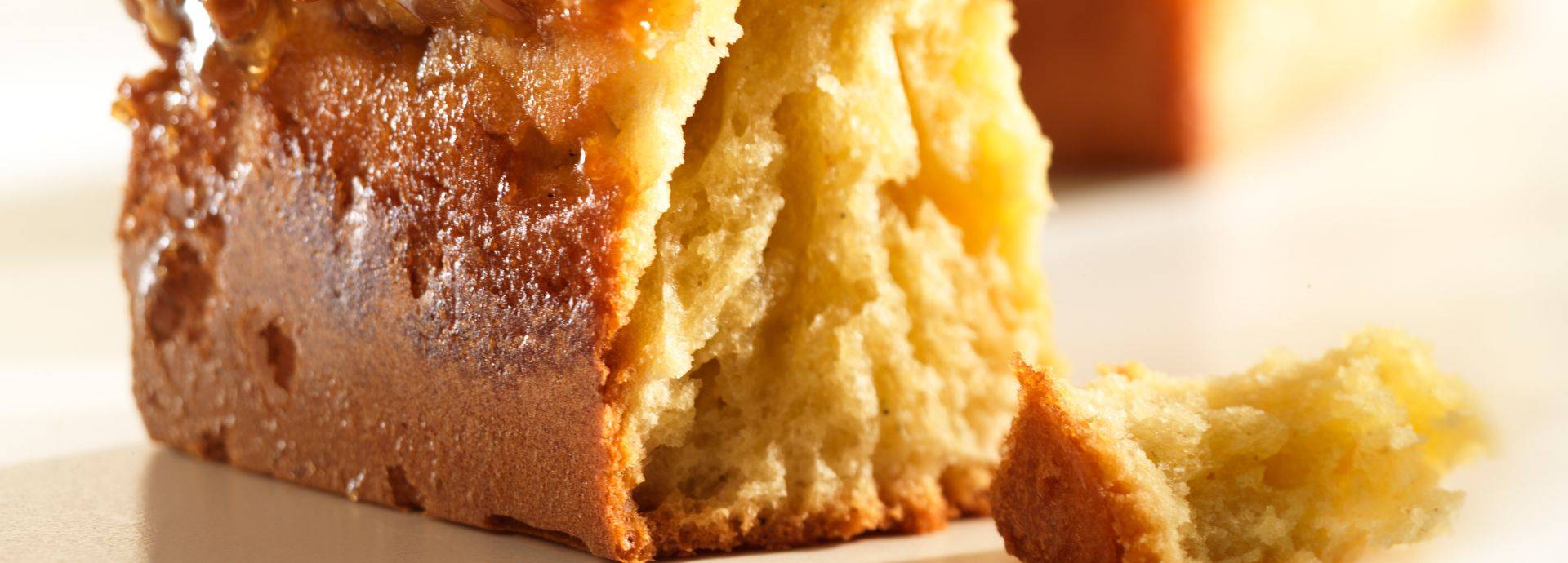 Génoise sponge, almonds and crunchy apple