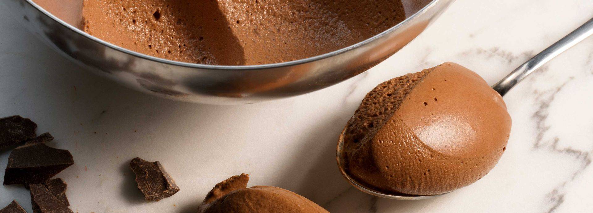 Dark chocolate mousse based on pâte à bombe